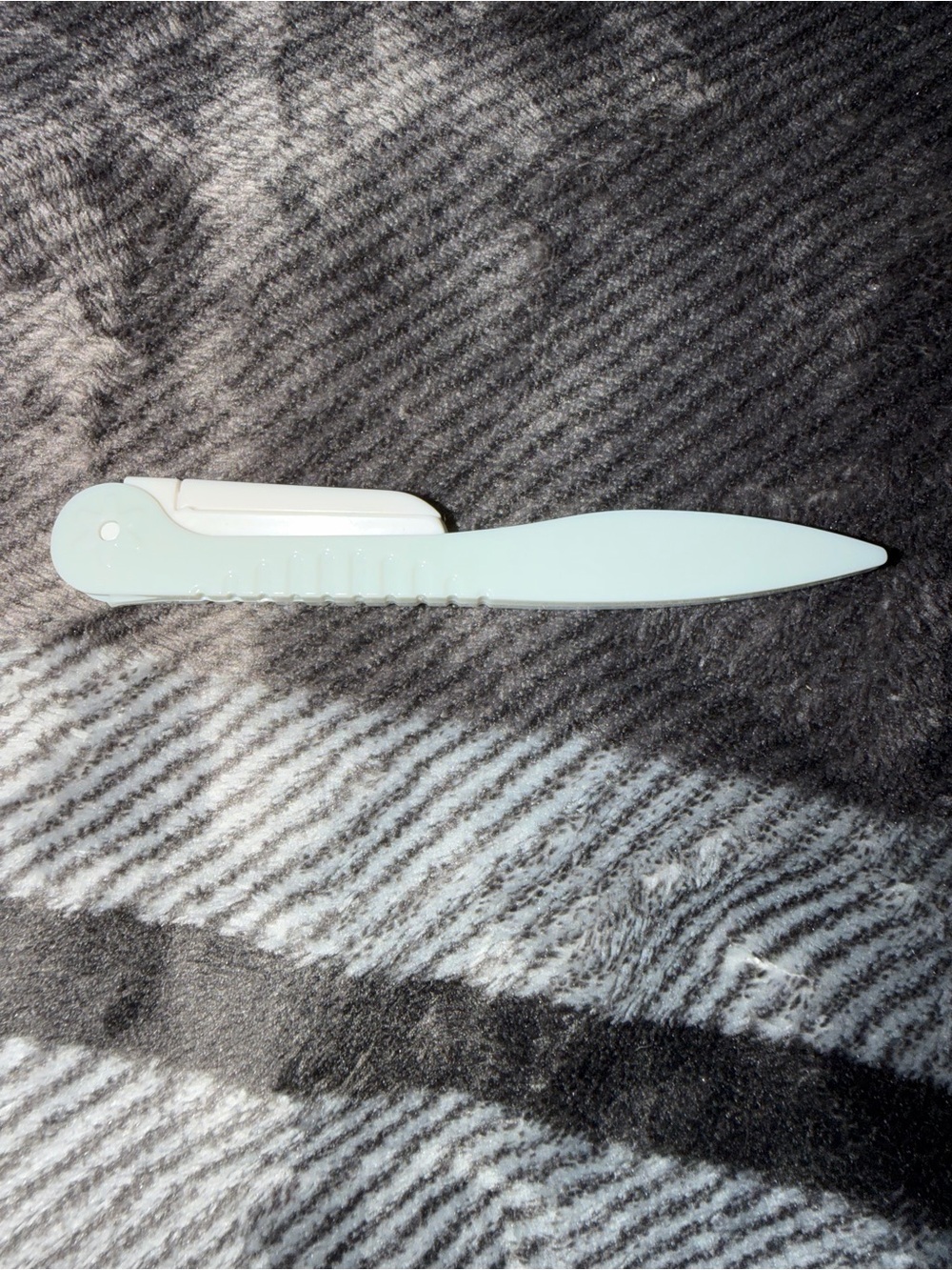 Gray Face & Eyebrow Razors for Dermaplaning